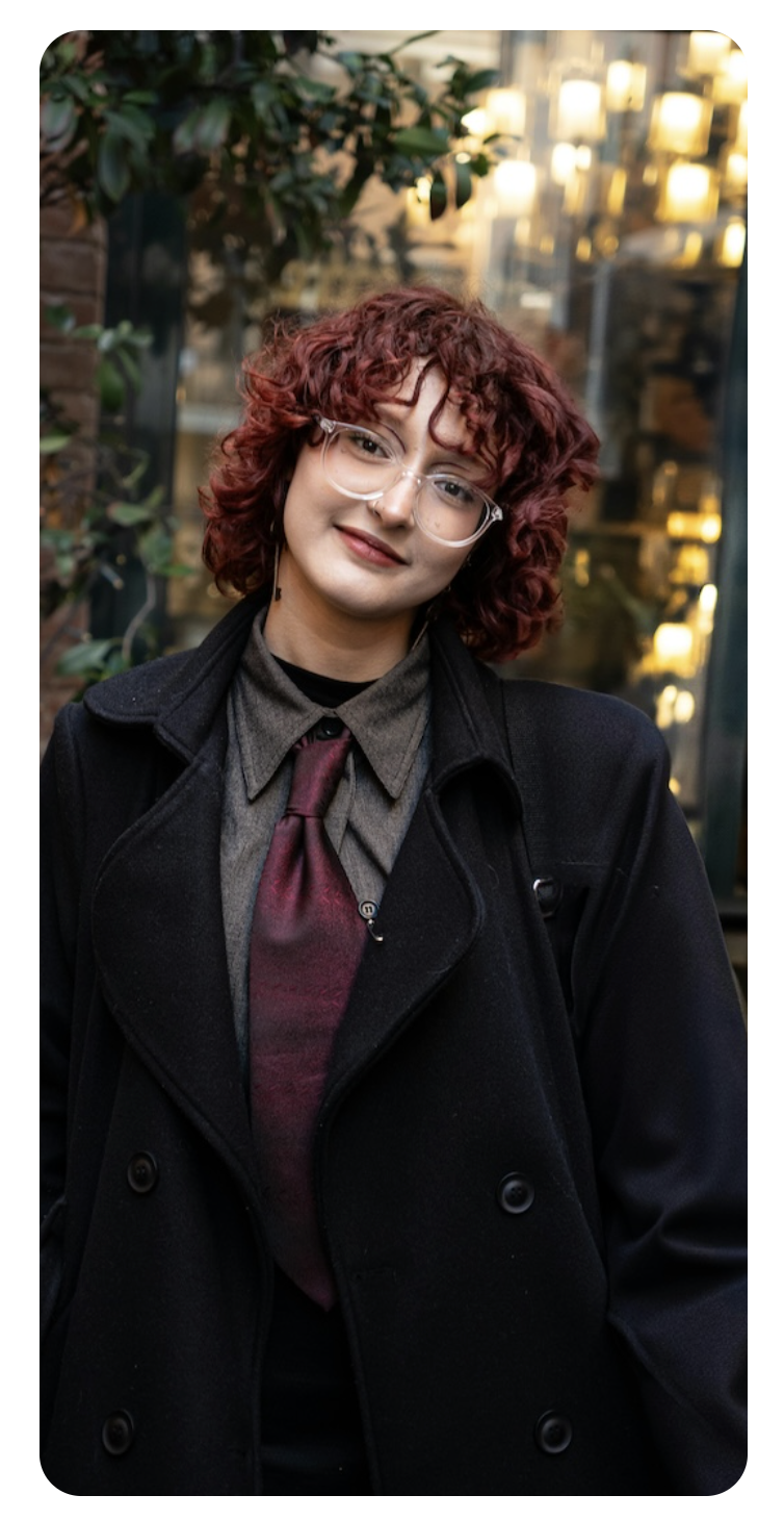 Kundin mit stilvoller Brille bei Optik Kelch